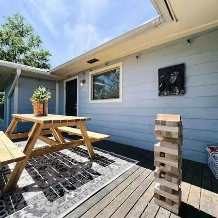 King Bed / 10Min To Dwntwn / Pets / Backyard Deck Villa